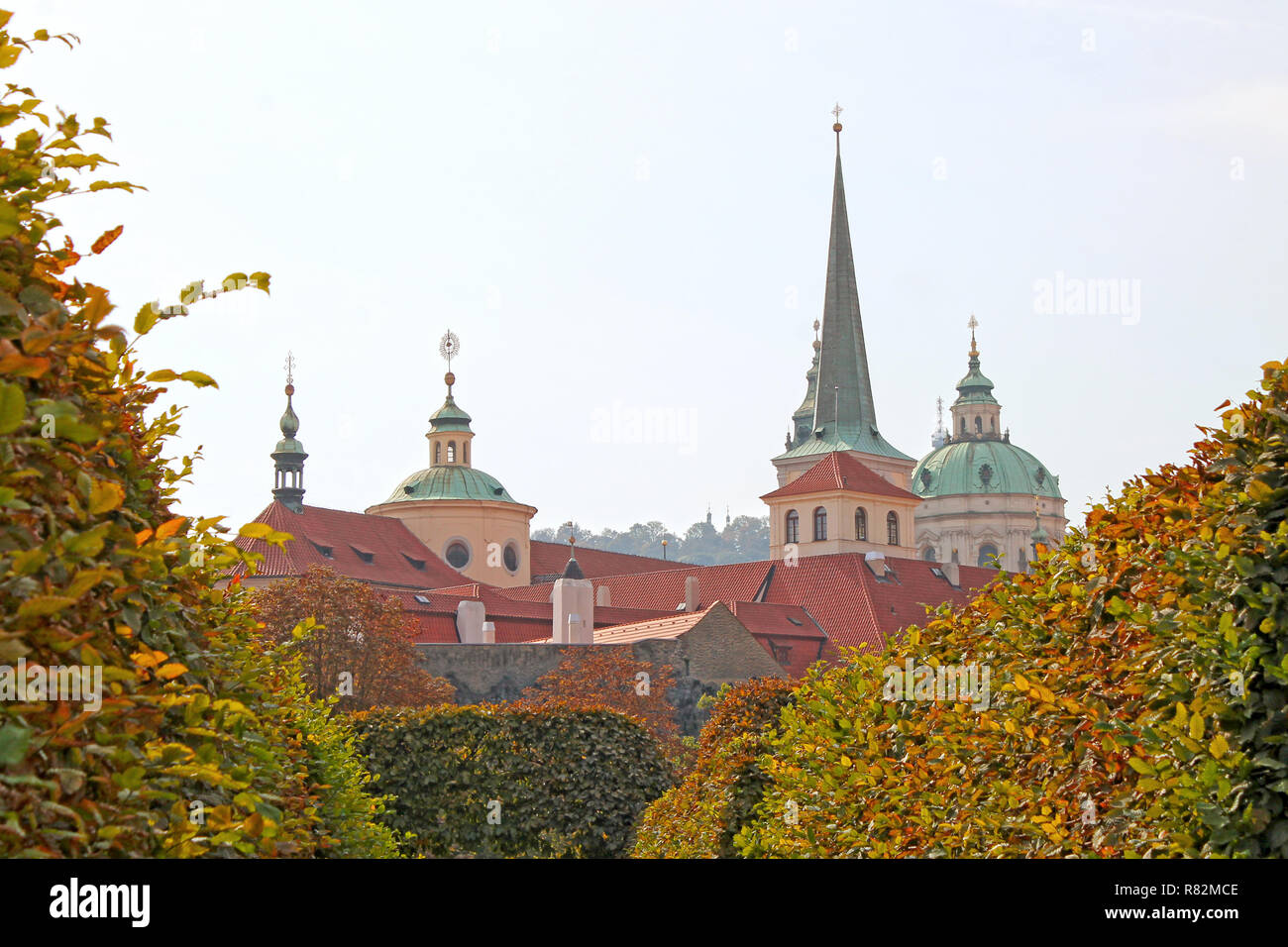 Praga, Repubblica Ceca. Vista su Mala Strana dai Giardini del Palazzo di Wallenstein nel centro di Praga. Foto Stock