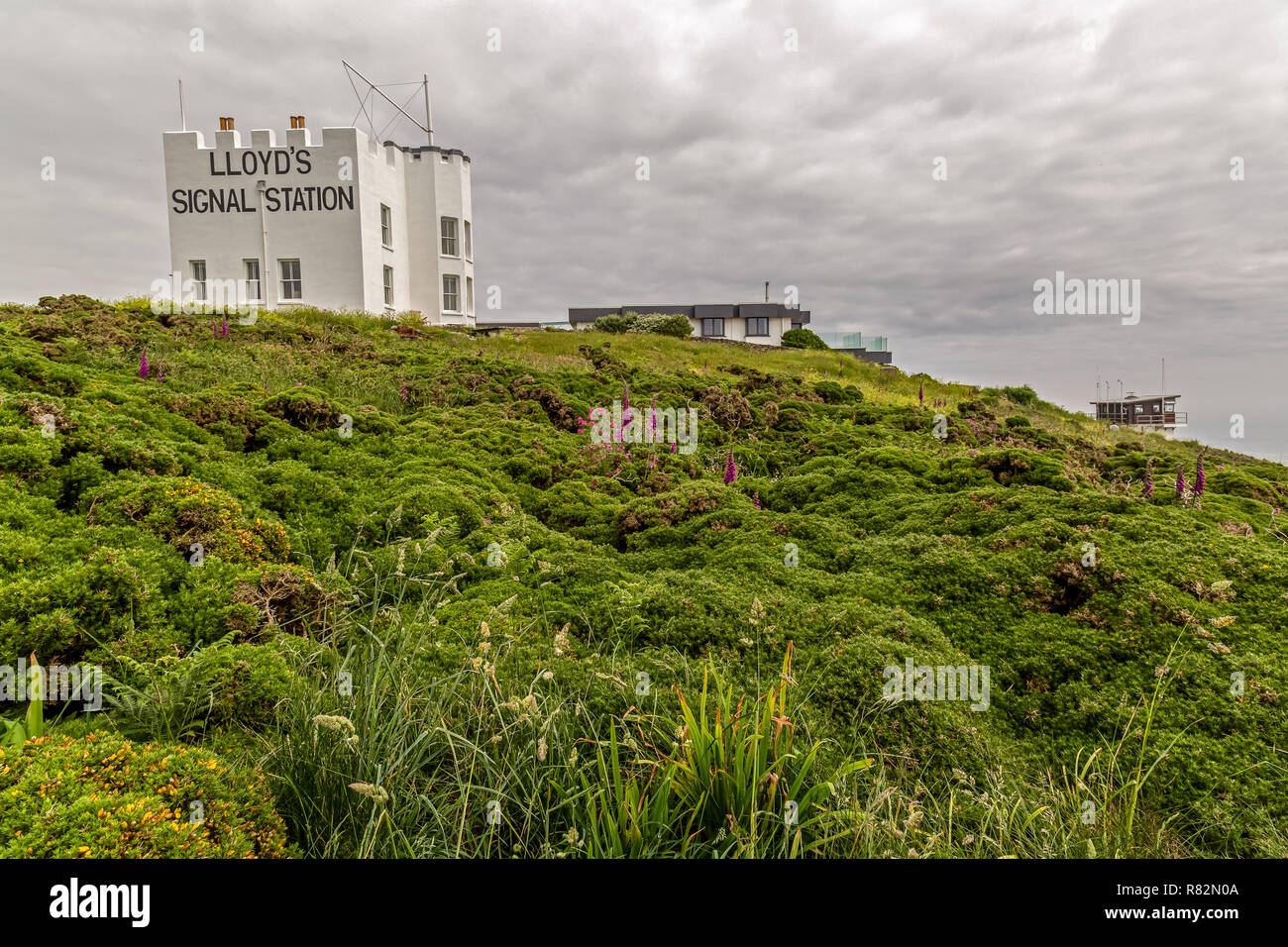 Segnale di Lloyds stazione vicino punto di Bass, la lucertola, Cornwall, Inghilterra che ha fornito un servizio per il passaggio di trasporto di segnalazione visiva. Foto Stock