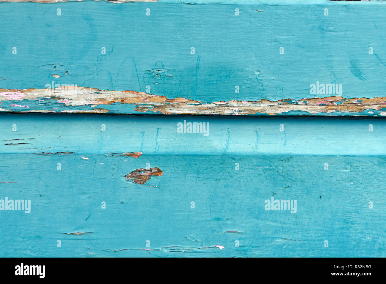 Close up weathered turchese dipinta sullo sfondo di legno Foto Stock