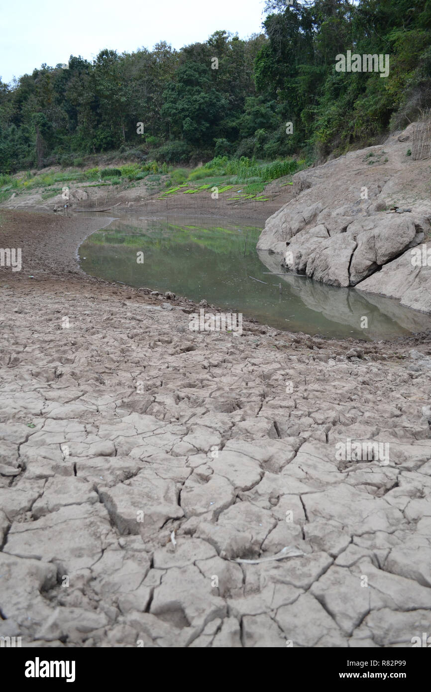 Massa secca lungo il fiume Mekong nel nord del Laos Foto Stock