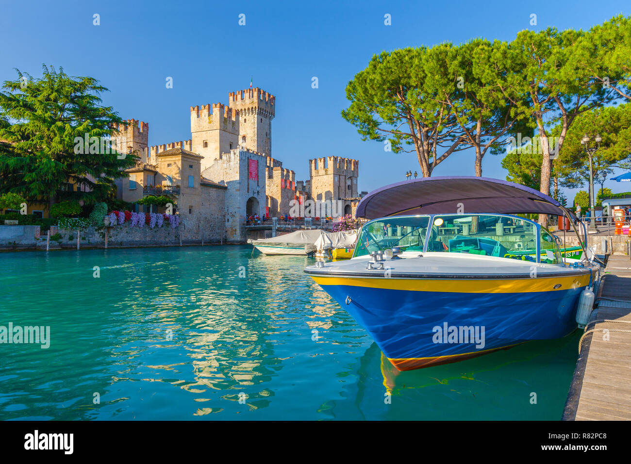 Il motoscafo porta a Sirmione in parte anteriore del castello scaligero a lago di Garda, Brescia, Lombardia, Italia Foto Stock