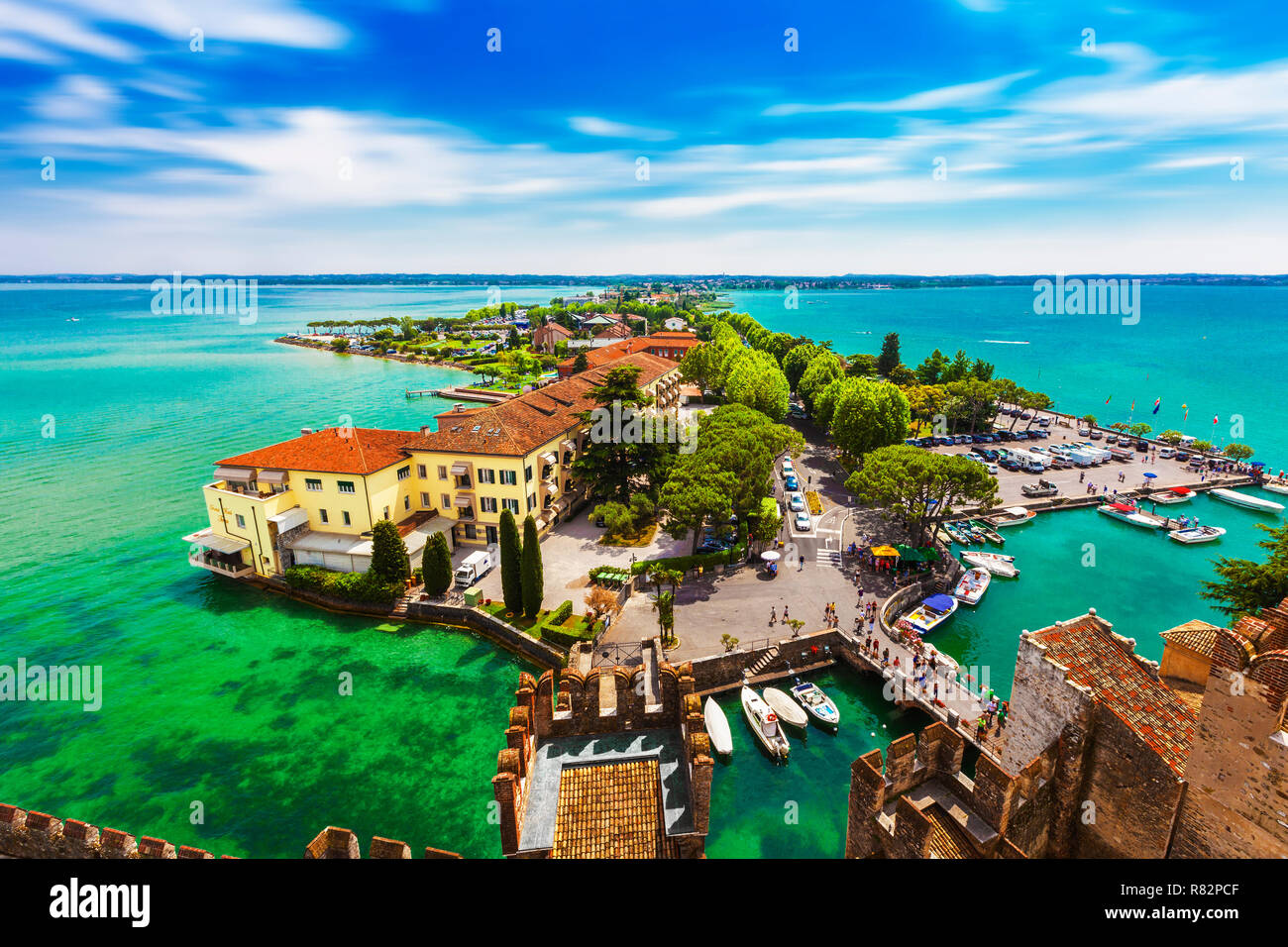 Vista dal castello Scaligero presso la vecchia parte di Sirmione sul lago di Garda, Brescia, Lombardia, Italia Foto Stock