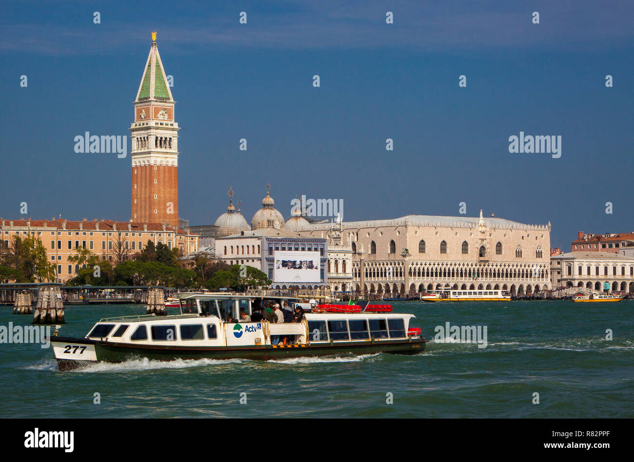 Il vaporetto (traghetto) attraversando il Lido di Venezia di fronte a piazza san marco a venezia, Italia. Foto Stock