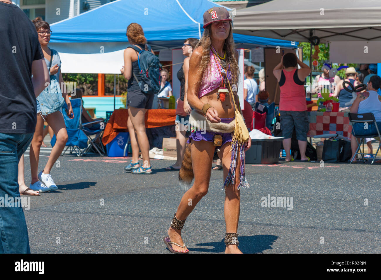 Portland, Oregon, Stati Uniti d'America - agosto 17,2014: Biancospino Street annuale evento comunitario. Una signora passeggiate lungo la fiera di strada. Foto Stock