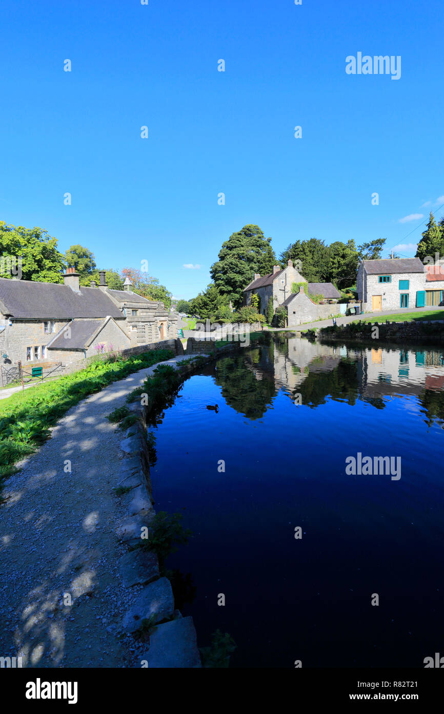 Il villaggio verde e uno stagno, villaggio Tissington, Parco Nazionale di Peak District, Derbyshire, England, Regno Unito Foto Stock