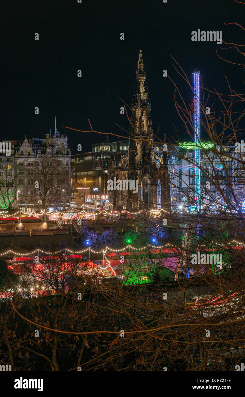 La fiera di Natale in Princes Street e i giardini porta alcuni colori di festa per il centro di Edimburgo nel 2018 Foto Stock