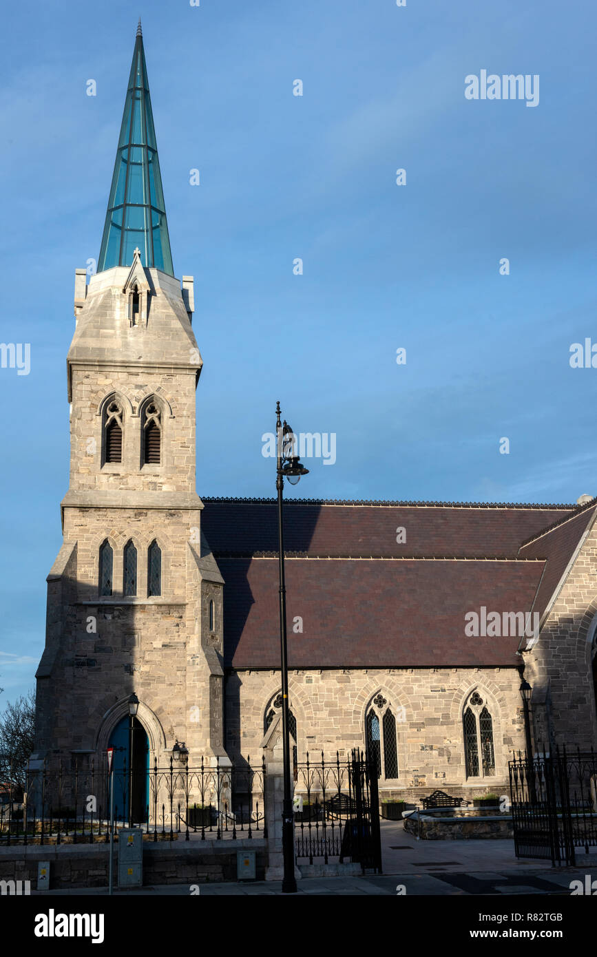 Vecchia chiesa irlandese con guglia di vetro trasformata nella distilleria Pearse Lyons a St. James, Dublino, Irlanda. Foto Stock