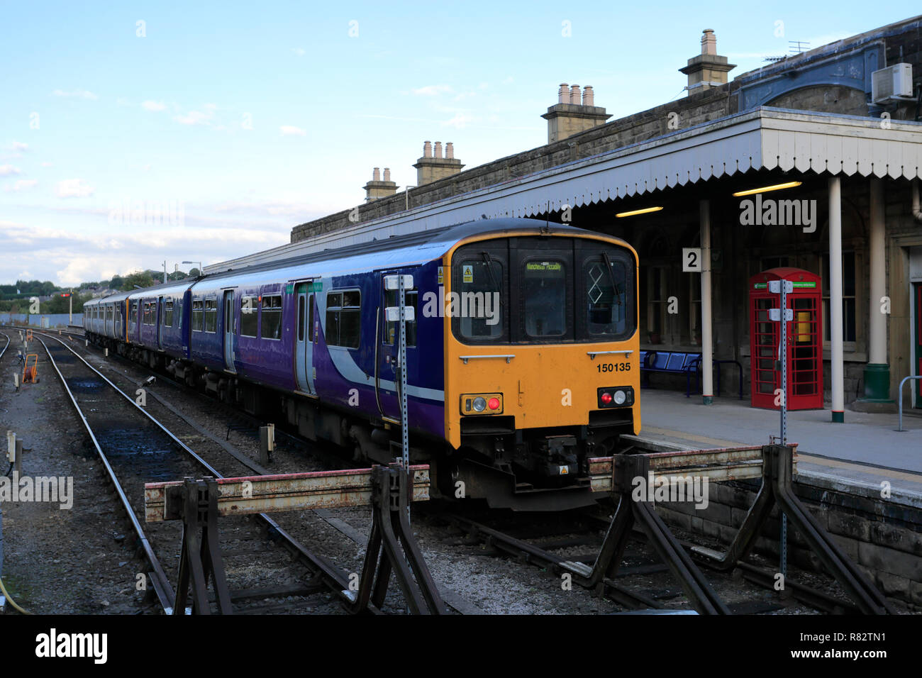 Northern ferrovia Treni 150135, a Buxton Stazione, Parco Nazionale di Peak District, Derbyshire; Inghilterra; Regno Unito Foto Stock