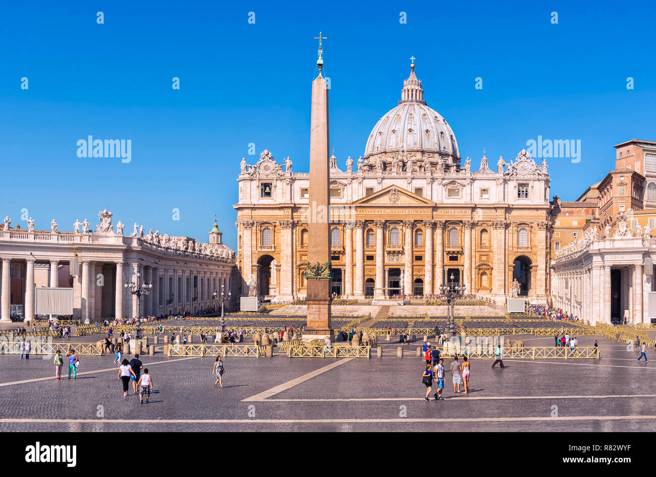 Roma, Italia - 30 agosto 2014: i turisti in visita alla Basilica di San Pietro in Roma, Italia Il 30 agosto 2014. Foto Stock
