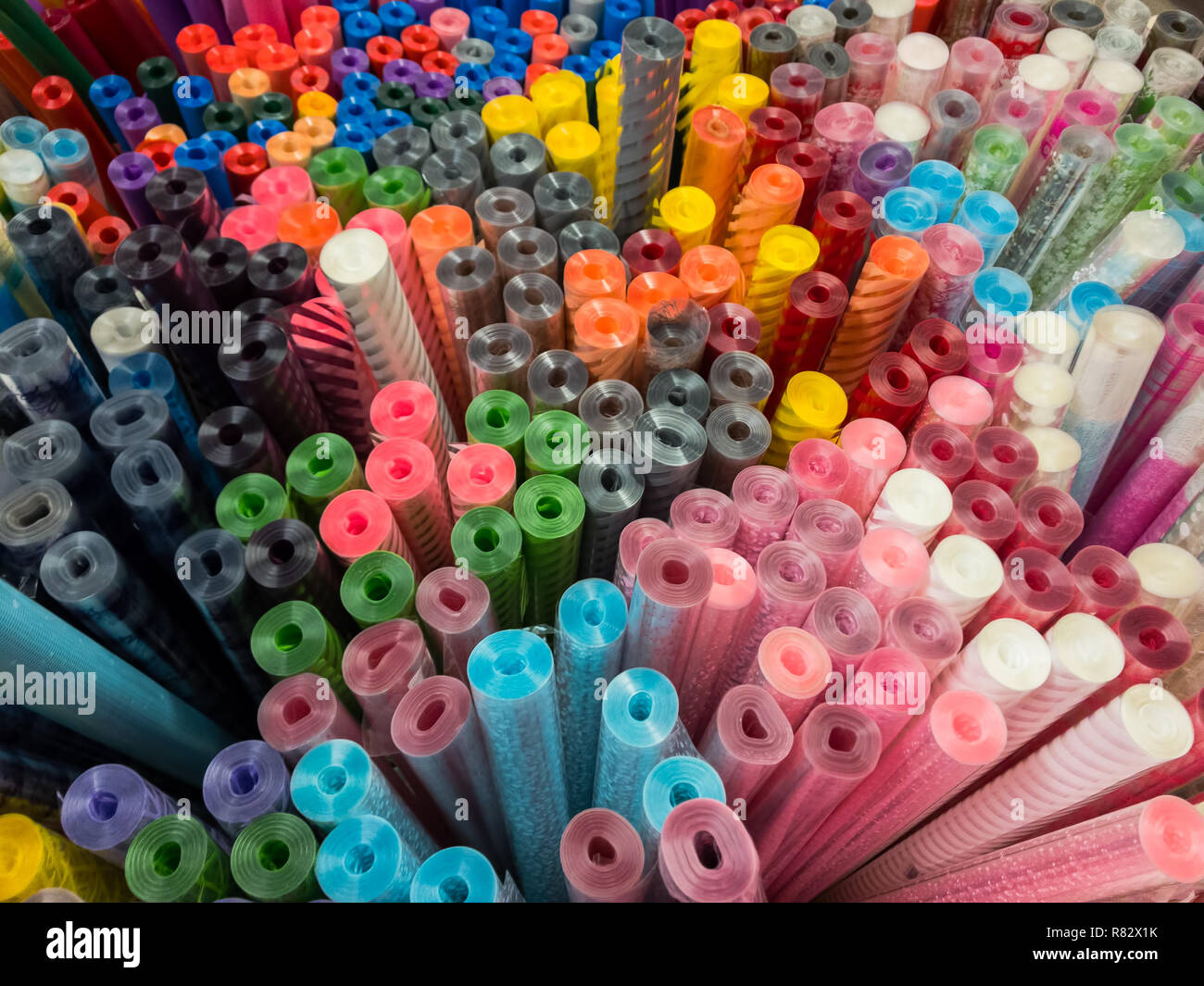 Multi colore trasparente rotoli di pellicola di imballaggio di mazzi Foto Stock