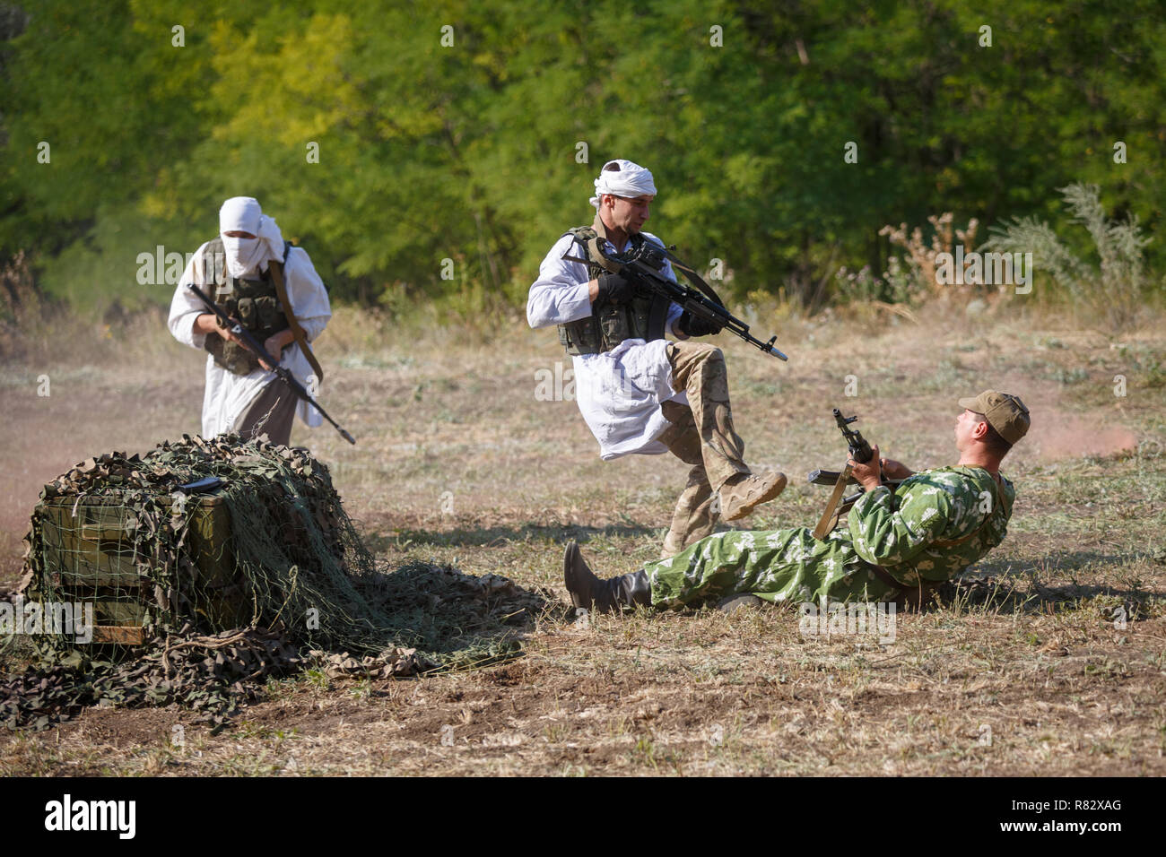 Mujahideen attaccare la posizione di soldati sovietici Foto Stock