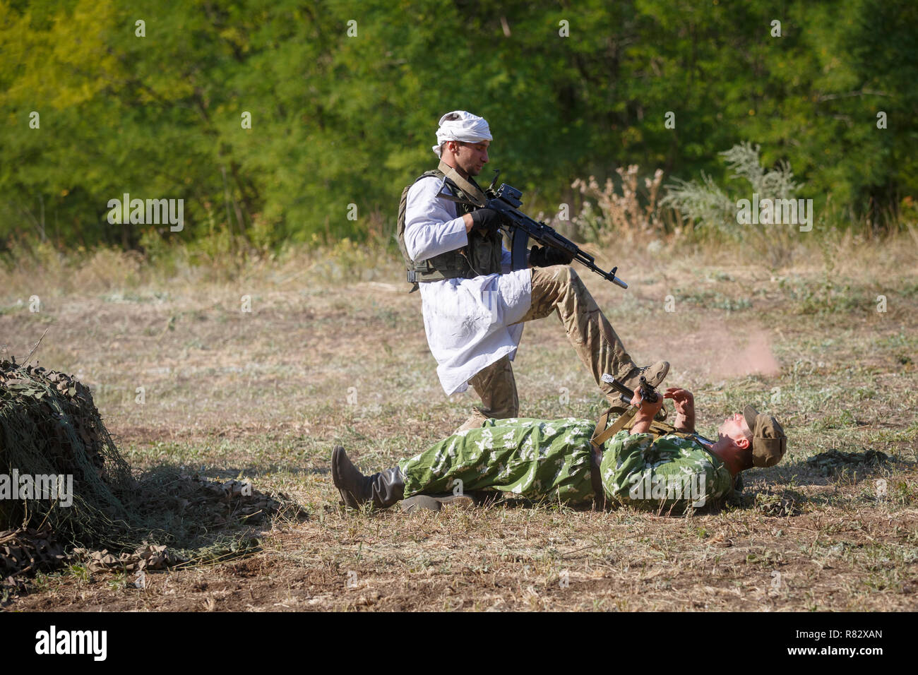 Mujahid attacca il soldato sovietico Foto Stock