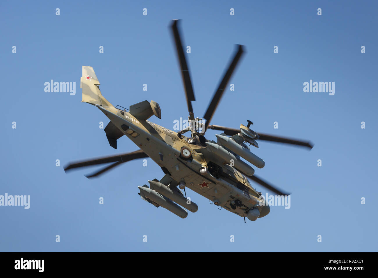 Elicottero d'assalto Ka-52 Alligator, denominato flying serbatoio. Vista dal basso, in volo Foto Stock