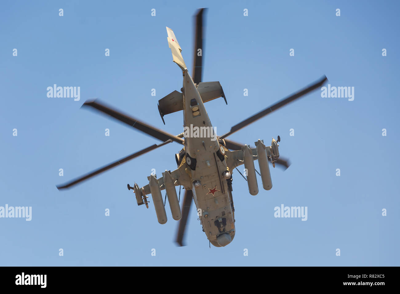 Elicottero d'assalto Ka-52 Alligator, denominato flying serbatoio. Vista dal basso, in volo Foto Stock