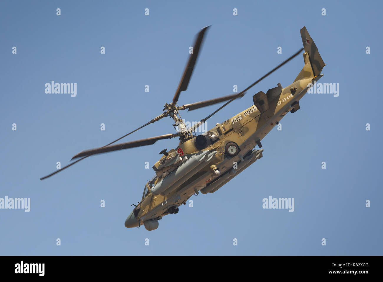 Elicottero d'assalto Ka-52 Alligator, denominato flying serbatoio. Vista laterale destra, in volo Foto Stock