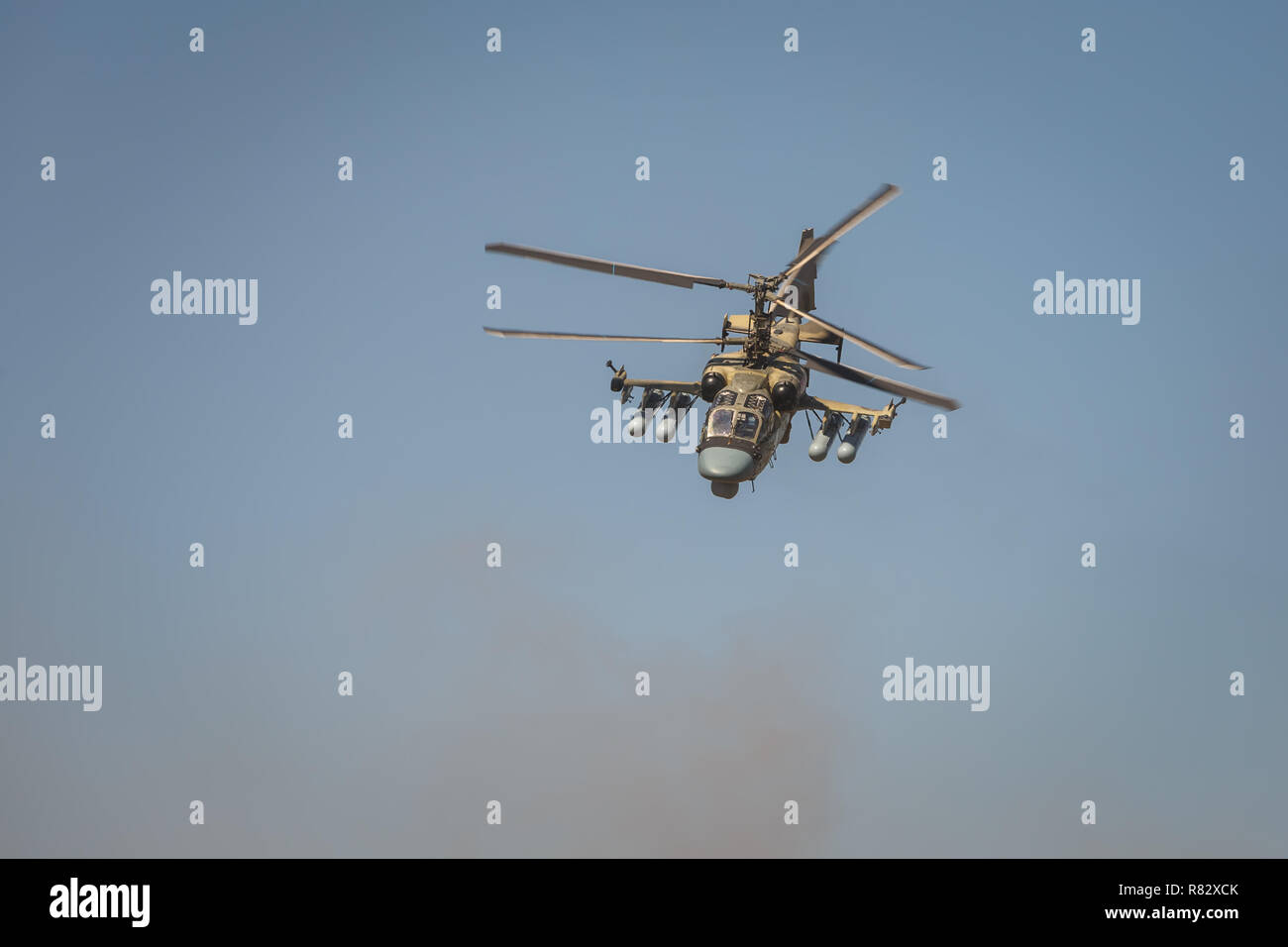 Elicottero d'assalto Ka-52 Alligator, denominato flying serbatoio. Vista in avanti, in volo Foto Stock