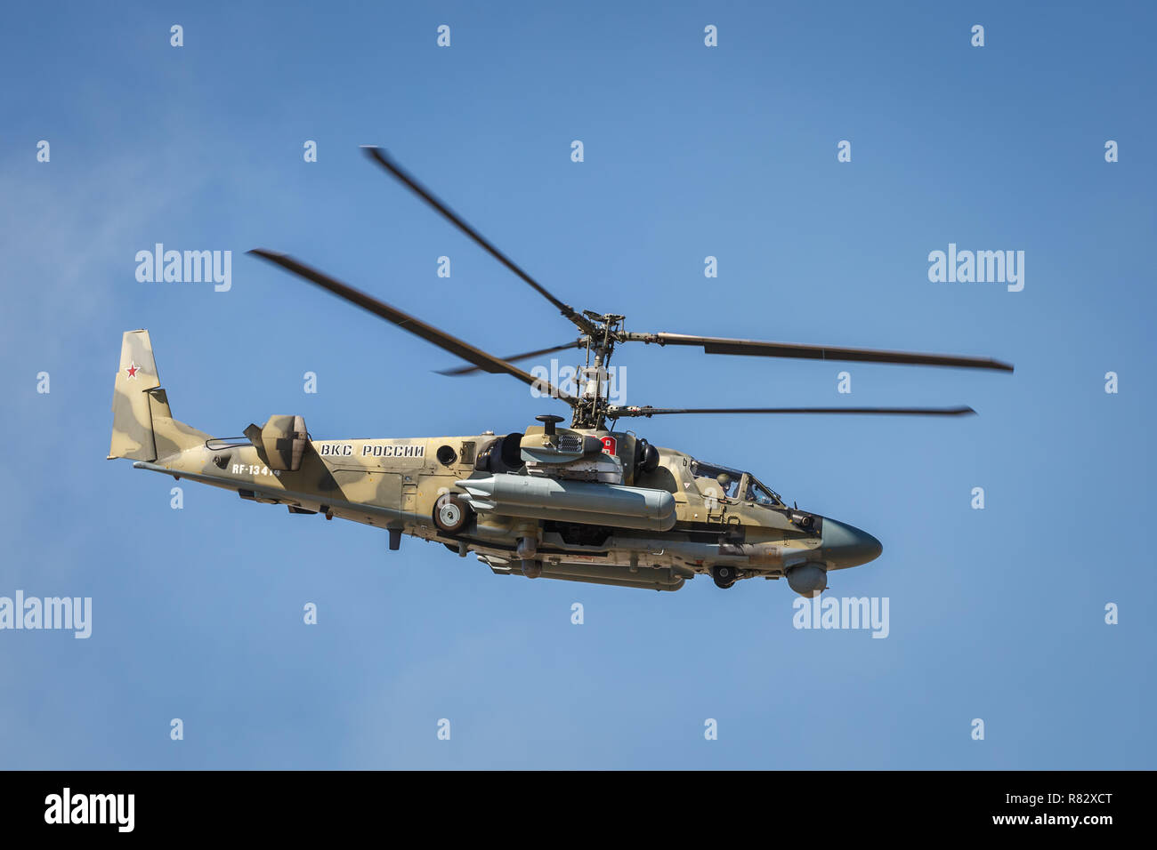Elicottero d'assalto Ka-52 Alligator, denominato flying serbatoio. Vista laterale sinistra, in volo Foto Stock