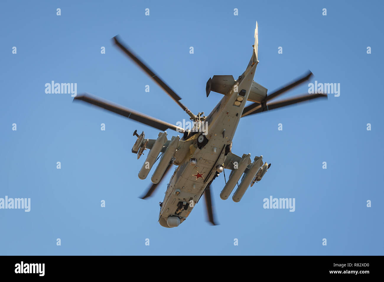 Elicottero d'assalto Ka-52 Alligator, denominato flying serbatoio. Vista dal basso, in volo Foto Stock