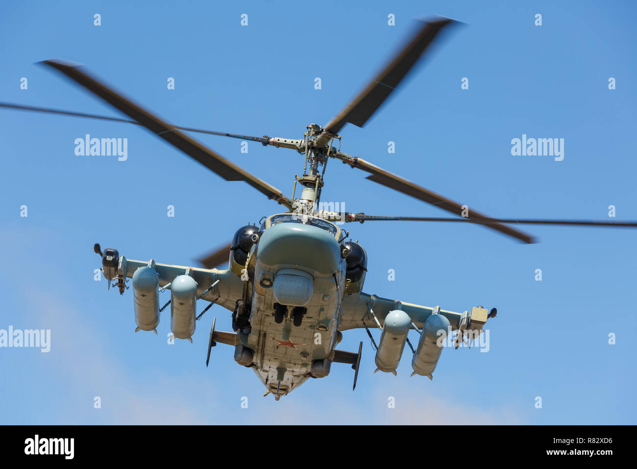 Elicottero d'assalto Ka-52 Alligator, denominato flying serbatoio. Vista in avanti, in volo Foto Stock