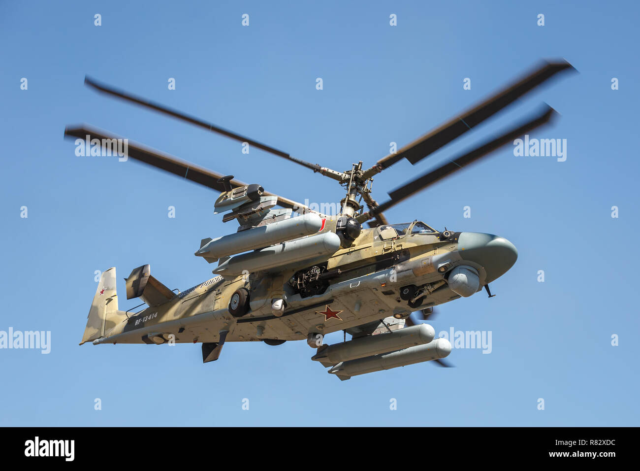 Elicottero d'assalto Ka-52 Alligator, denominato flying serbatoio. Parte inferiore laterale, in volo Foto Stock