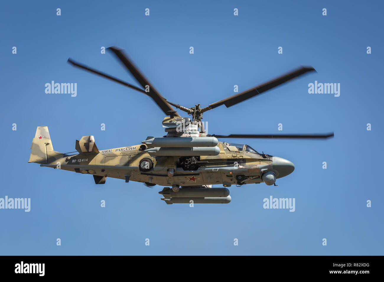 Militare Internazionale forum tecnico esercito-2018. Elicottero d'assalto Ka-52 Alligator, denominato flying serbatoio. Vista laterale sinistra, in volo Foto Stock