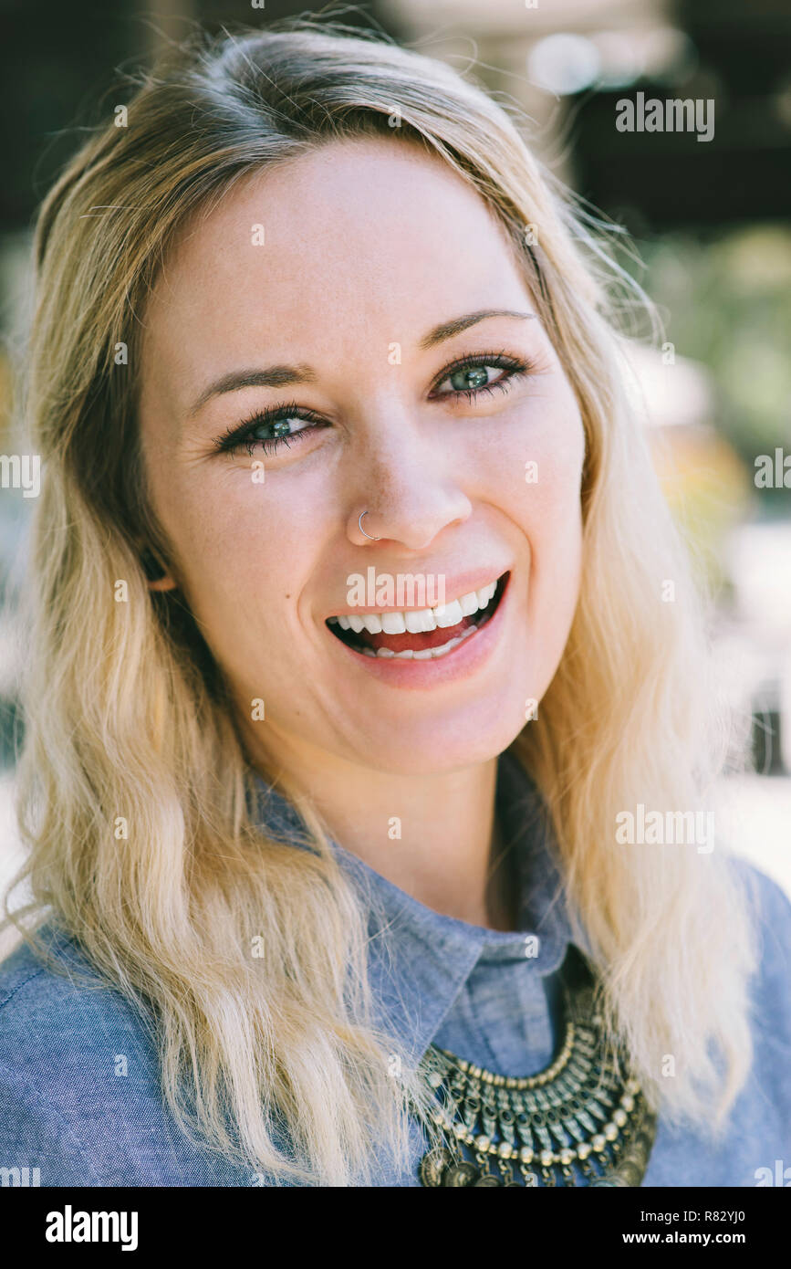 Giovane femmina bianca con una felice espressione sorridente e denti che mostra Foto Stock