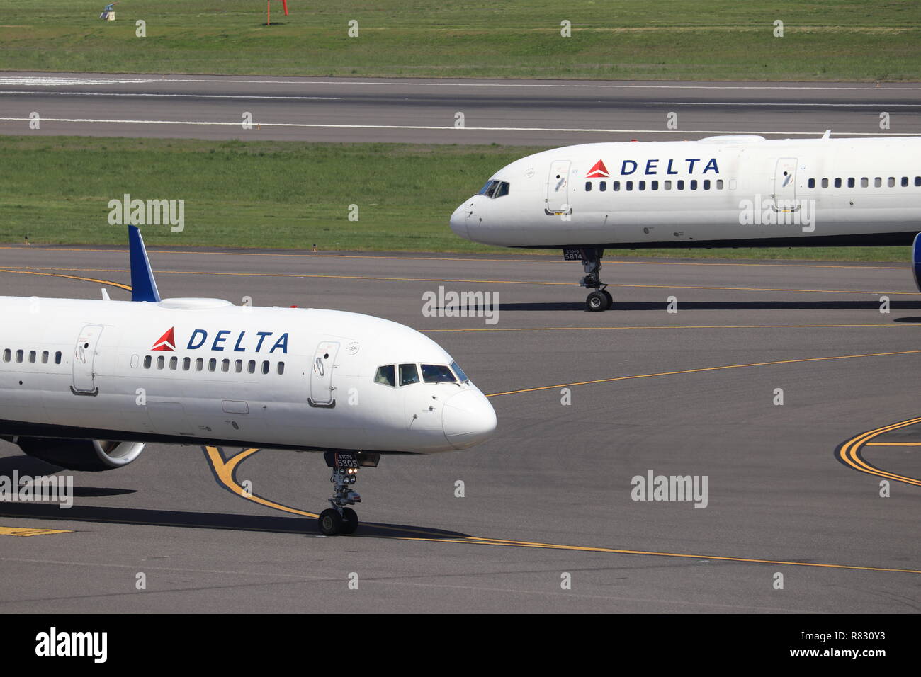 Portland, Oregon. Agosto 2018. Due Delta Air Lines Boeing 757 rullaggio uno al gate l'altra rispetto alla pista di atterraggio per la sua partenza. Foto Stock