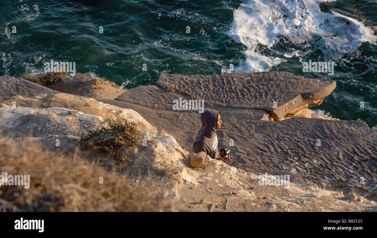 La Vida foto: appassionato di fotografia in roaming la scogliera al punto Fermin in San Pedro, CA. Essa è stata la scena di entrambi i suicidi e morti accidentali. Foto Stock