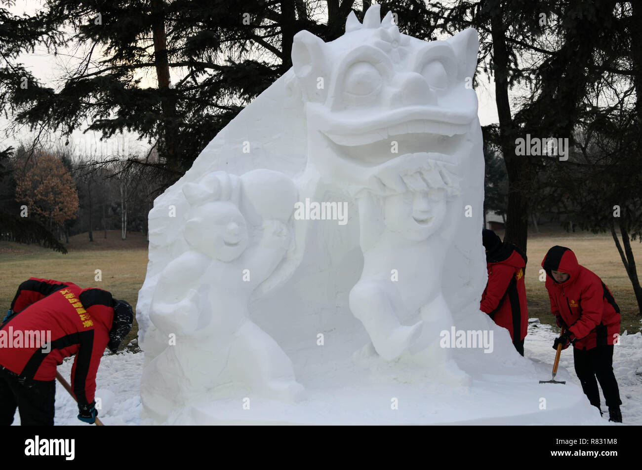 Harbin, la Cina della Provincia di Heilongjiang. 12 Dic, 2018. I concorrenti scolpire una scultura di neve durante il 6° Corso di Laurea Concorso di sculture in neve della Provincia di Heilongjiang a Sun Island International Snow Sculpture Art Expo park di Harbin, capitale del nord-est della Cina di Provincia di Heilongjiang, Dic 12, 2018. Il 6° Corso di Laurea Concorso di sculture in neve della Provincia di Heilongjiang ha iniziato lunedì con 35 squadre hanno preso parte al gioco. Credito: Wang Jianwei/Xinhua/Alamy Live News Foto Stock