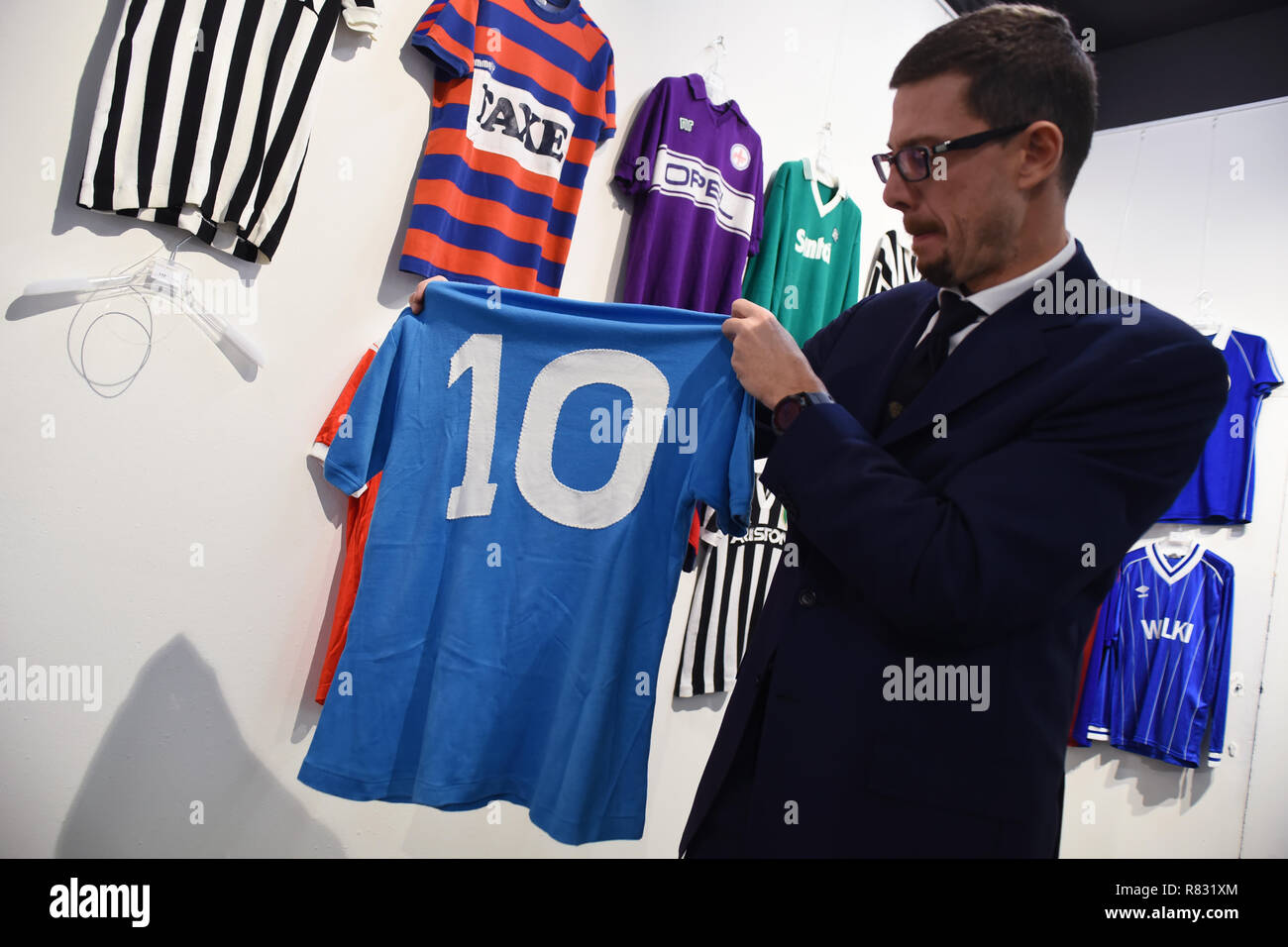 Foto LaPresse/Giordan Ambrico1212/2018, Torino (Italia) cronaca / sportCimeli sportivi in asta da BolaffiNella foto: maglia di Diego Armando MaradonaPhoto LaPresse/Giordan Ambrico Dicembre 12, 2018 , Torino (Italia) news / sportsports memorabilia all asta da BolaffiIn il pic: camicia di Diego Armando Maradona Foto Stock