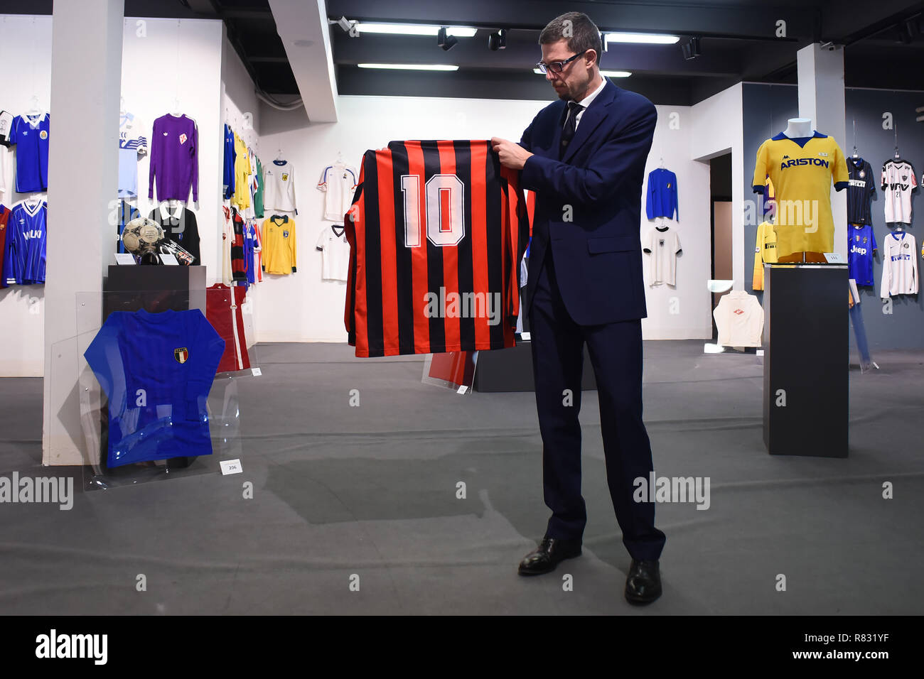 Foto LaPresse/Giordan Ambrico1212/2018, Torino (Italia) cronaca / sportCimeli sportivi in asta da BolaffiNella foto: maglia di Ruud GullitPhoto LaPresse/Giordan Ambrico Dicembre 12, 2018 , Torino (Italia) news / sportsports memorabilia all asta da BolaffiIn il pic: camicia di Ruud Gullit Foto Stock