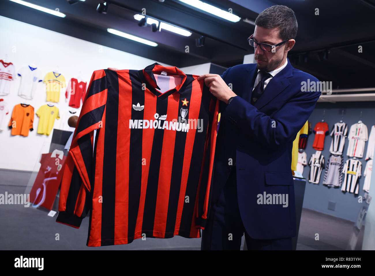 Foto LaPresse/Giordan Ambrico1212/2018, Torino (Italia) cronaca / sportCimeli sportivi in asta da BolaffiNella foto: maglia di Ruud GullitPhoto LaPresse/Giordan Ambrico Dicembre 12, 2018 , Torino (Italia) news / sportsports memorabilia all asta da BolaffiIn il pic: camicia di Ruud Gullit Foto Stock