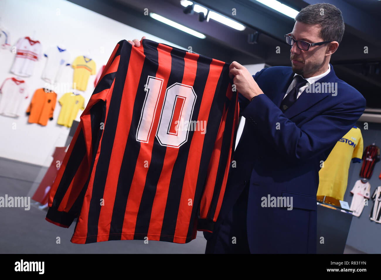 Foto LaPresse/Giordan Ambrico1212/2018, Torino (Italia) cronaca / sportCimeli sportivi in asta da BolaffiNella foto: maglia di Ruud GullitPhoto LaPresse/Giordan Ambrico Dicembre 12, 2018 , Torino (Italia) news / sportsports memorabilia all asta da BolaffiIn il pic: camicia di Ruud Gullit Foto Stock