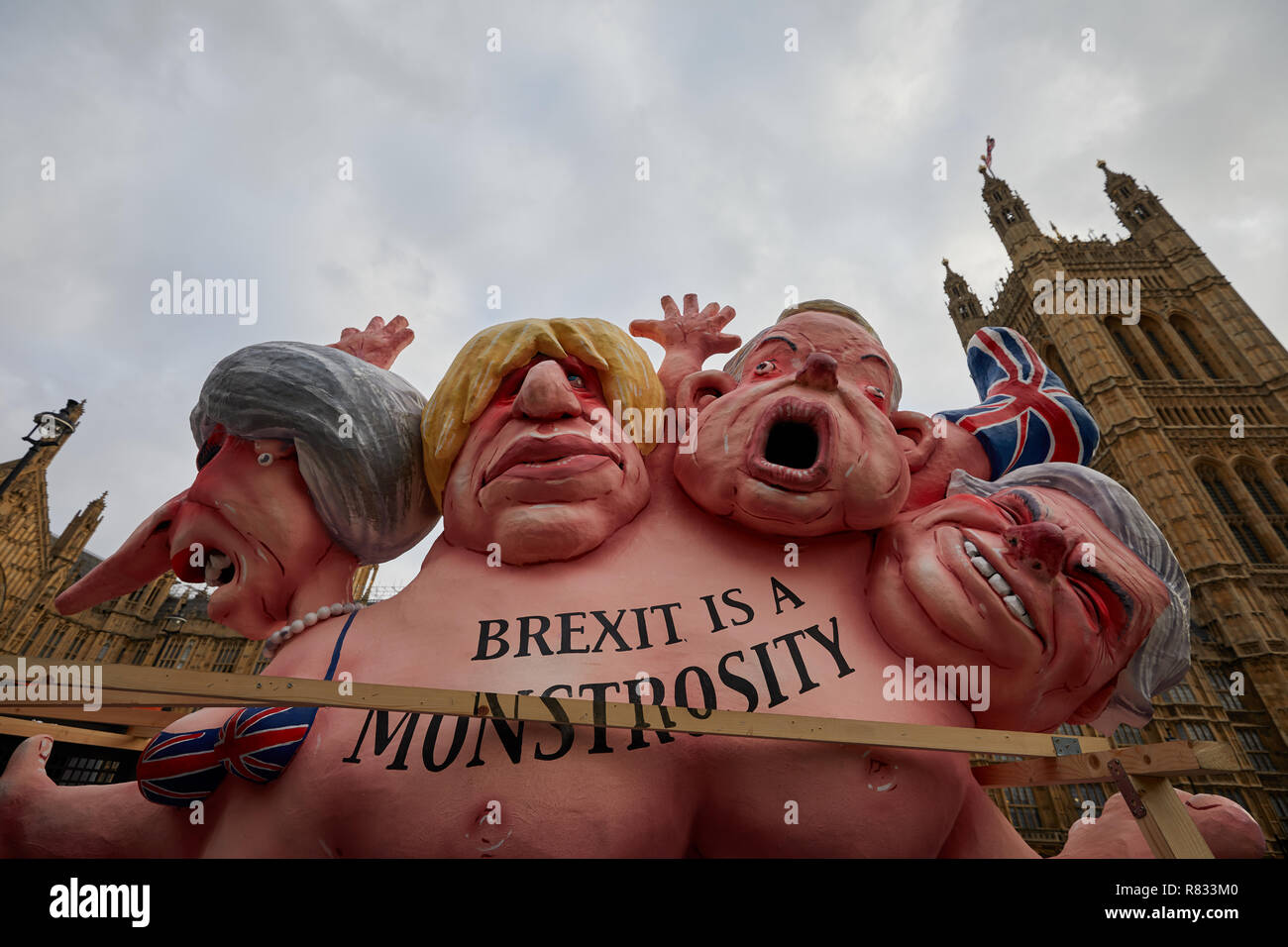 Londra, Regno Unito. Dodicesimo Dicembre 2018.caricature beffardo MPs conservatore coinvolti nel referendum Brexit processo (Maggio, Johnson, Gove e Davis) visualizzato al di fuori della sede del Parlamento. Credito: Kevin J. Frost/Alamy Live News Foto Stock