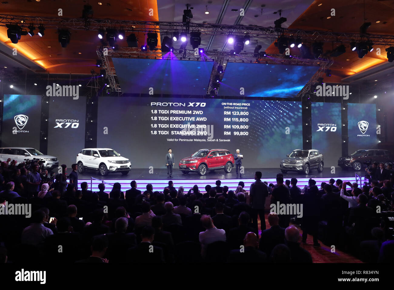 Kuala Lumpur. 12 Dic, 2018. Foto scattata a Dic. 12, 2018 mostra il lancio ufficiale cerimonia del protone è un SUV X70 di Kuala Lumpur in Malesia. Nazionale malese del costruttore di automobili protone e cinese della Geely hanno svelato il loro primo snodo prodotto commerciale di mercoledì con il lancio della X70 sport utility vehicle (SUV). Credito: Zhu Wei/Xinhua/Alamy Live News Foto Stock