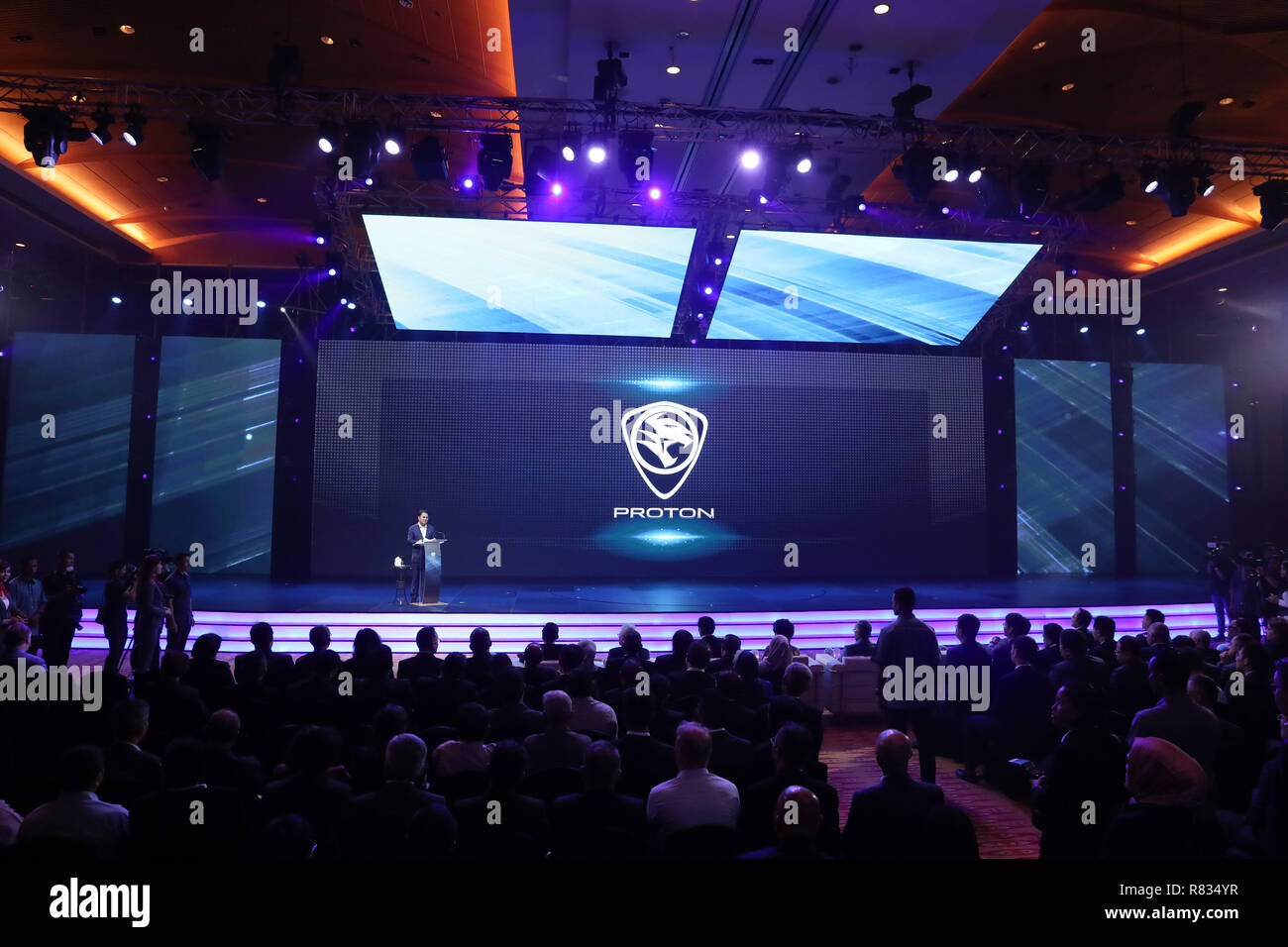 Kuala Lumpur, Malesia. 12 Dic, 2018. Proton del presidente Syed Faisal Albar parla durante il lancio ufficiale della cerimonia del protone SUV X70 di Kuala Lumpur in Malesia, Dic 12, 2018. Nazionale malese del costruttore di automobili protone e cinese della Geely hanno svelato il loro primo snodo prodotto commerciale di mercoledì con il lancio della X70 sport utility vehicle (SUV). Credito: Zhu Wei/Xinhua/Alamy Live News Foto Stock