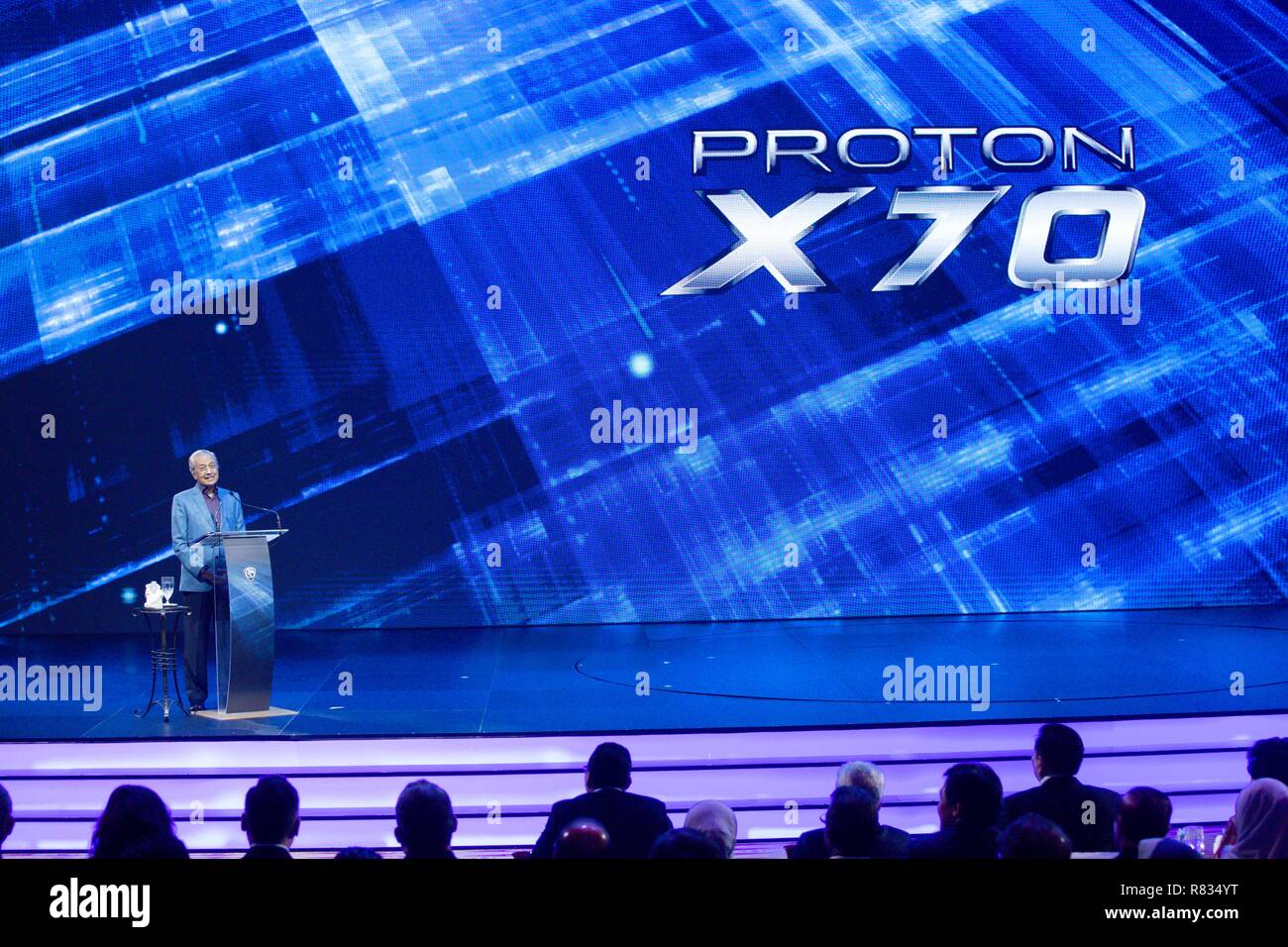 Kuala Lumpur, Malesia. 12 Dic, 2018. Primo Ministro malaysiano Mahathir Mohamad parla durante il lancio ufficiale della cerimonia del protone SUV X70 di Kuala Lumpur in Malesia, Dic 12, 2018. Nazionale malese del costruttore di automobili protone e cinese della Geely hanno svelato il loro primo snodo prodotto commerciale di mercoledì con il lancio della X70 sport utility vehicle (SUV). Credito: Zhu Wei/Xinhua/Alamy Live News Foto Stock