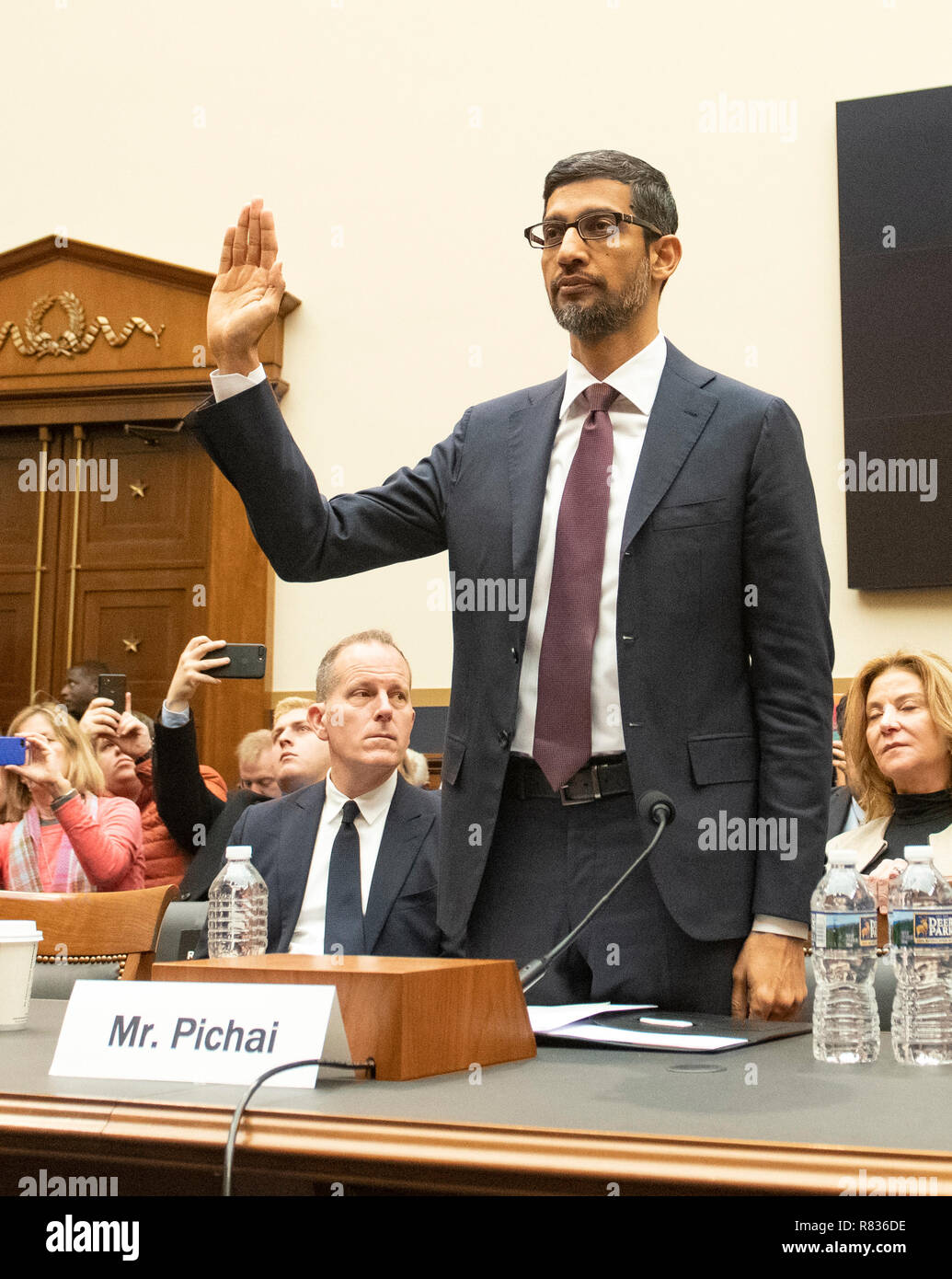 Washington, Stati Uniti d'America. Undicesimo Dec, 2018. Sundar Pichai, Chief Executive Officer di Google, testimonia davanti agli Stati Uniti Casa Comitato per il potere giudiziario su "Trasparenza e responsabilizzazione: esame di Google e la sua raccolta di dati, uso e pratiche di filtraggio' sul Campidoglio di Washington, DC Martedì, Dicembre 11, 2018. Credito: Ron Sachs/CNP (restrizione: NO New York o New Jersey o giornali quotidiani nel raggio di 75 miglia da New York City) | utilizzo del credito in tutto il mondo: dpa/Alamy Live News Foto Stock