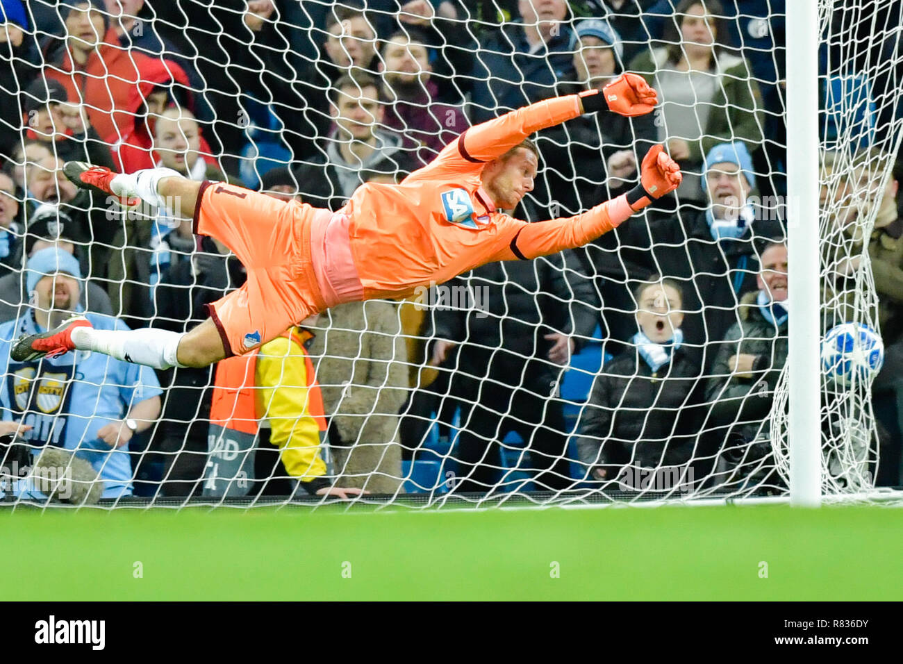 Manchester, Regno Unito. 12 Dic, 2018. Calcio: Champions League, Manchester City - 1899 Hoffenheim, fase di gruppo, Gruppo F, 6° giornata a Etihad Stadium. Hoffenheim il portiere Oliver Baumann non riesce a tenere Leroy sane del Manchester City l'obiettivo di tiro a 1-1. Credito: Uwe Anspach/dpa/Alamy Live News Foto Stock