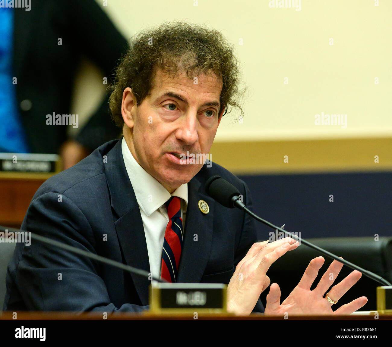 Rappresentante degli Stati Uniti Jamie Raskin (Democratico del Maryland) domande Sundar Pichai, Chief Executive Officer di Google, come lo testimonia davanti agli Stati Uniti Casa Comitato per il potere giudiziario su "Trasparenza e responsabilizzazione: esame di Google e la sua raccolta di dati, uso e pratiche di filtraggio' sul Campidoglio di Washington, DC Martedì, Dicembre 11, 2018. Credito: Ron Sachs/CNP (restrizione: NO New York o New Jersey o giornali quotidiani nel raggio di 75 miglia da New York City) | utilizzo in tutto il mondo Foto Stock