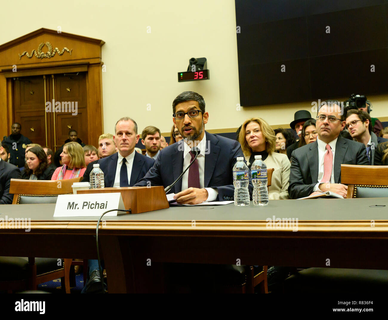 Washington, Stati Uniti d'America. Undicesimo Dec, 2018. Sundar Pichai, Chief Executive Officer di Google, testimonia davanti agli Stati Uniti Casa Comitato per il potere giudiziario su "Trasparenza e responsabilizzazione: esame di Google e la sua raccolta di dati, uso e pratiche di filtraggio' sul Campidoglio di Washington, DC Martedì, Dicembre 11, 2018. Credito: Ron Sachs/CNP (restrizione: NO New York o New Jersey o giornali quotidiani nel raggio di 75 miglia da New York City) | utilizzo del credito in tutto il mondo: dpa/Alamy Live News Foto Stock