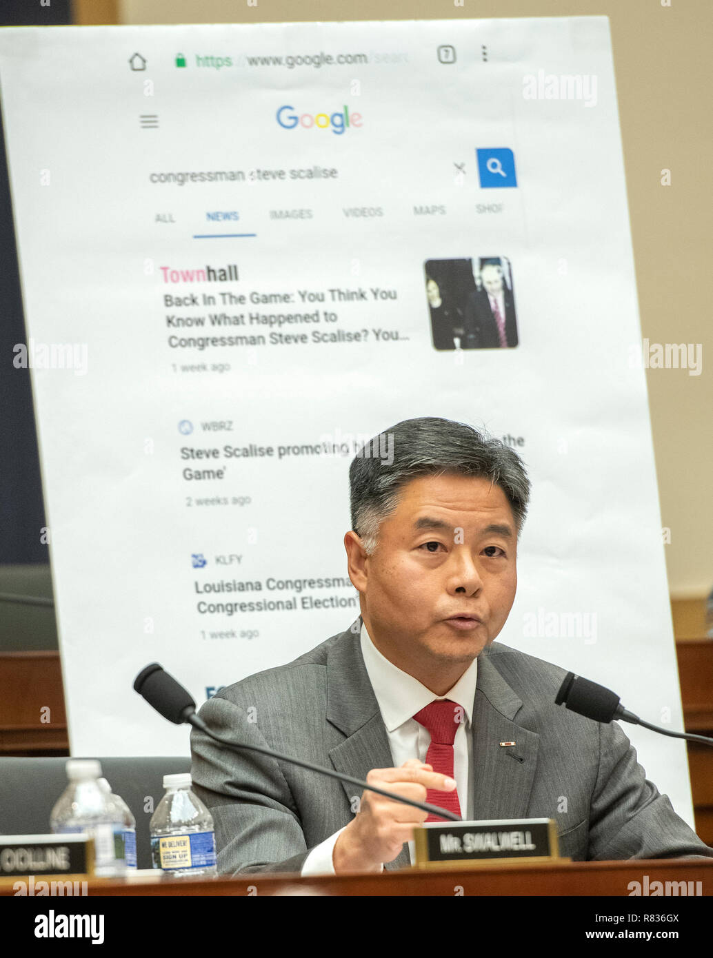 Rappresentante degli Stati Uniti Ted Lieu (Democratico della California) utilizza un grafico come egli domande Sundar Pichai, Chief Executive Officer di Google, come lo testimonia davanti agli Stati Uniti Casa Comitato per il potere giudiziario su "Trasparenza e responsabilizzazione: esame di Google e la sua raccolta di dati, uso e pratiche di filtraggio' sul Campidoglio di Washington, DC Martedì, Dicembre 11, 2018. Credito: Ron Sachs/CNP (restrizione: NO New York o New Jersey o giornali quotidiani nel raggio di 75 miglia da New York City) | utilizzo in tutto il mondo Foto Stock