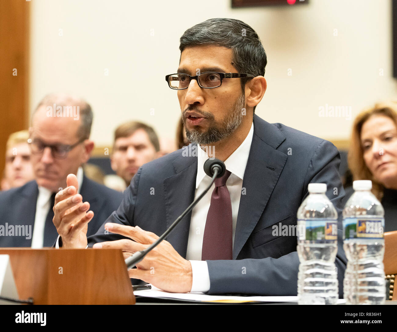 Washington, Stati Uniti d'America. Undicesimo Dec, 2018. Sundar Pichai, Chief Executive Officer di Google, testimonia davanti agli Stati Uniti Casa Comitato per il potere giudiziario su "Trasparenza e responsabilizzazione: esame di Google e la sua raccolta di dati, uso e pratiche di filtraggio' sul Campidoglio di Washington, DC Martedì, Dicembre 11, 2018. Credito: Ron Sachs/CNP (restrizione: NO New York o New Jersey o giornali quotidiani nel raggio di 75 miglia da New York City) | utilizzo del credito in tutto il mondo: dpa/Alamy Live News Foto Stock
