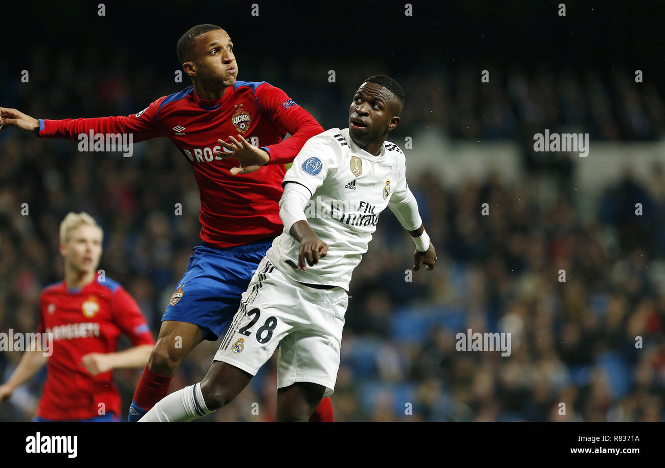 Madrid, Madrid, Spagna. 12 Dic, 2018. Vinicius Jr (Real Madrid) e Rodrigo Becao (PFC CSKA Moskva) sono visto in azione durante la UEFA Champions' League gruppo G partita di calcio del Real Madrid contro il CSKA Mosvka al Santiago Bernabeu Stadium in Madrid. Credito: Manu Reino/SOPA Immagini/ZUMA filo/Alamy Live News Foto Stock