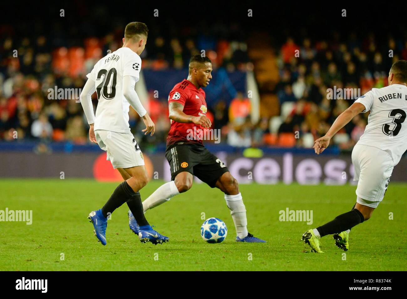 Valencia, Spagna. Dodicesimo Dicembre, 2018. Torres e Valencia in azione durante la UEFA Champions League, la partita di calcio tra Valencia e Manchester il 12 dicembre a Mestalla stadio a Valencia in Spagna. Foto: Xisco Navarro Cordon Premere Credito: CORDON PREMERE/Alamy Live News Foto Stock