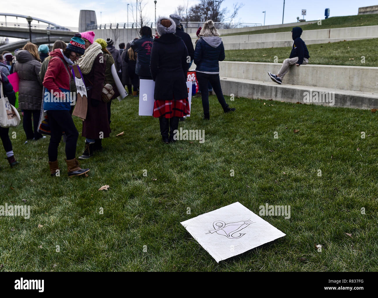 Columbus, Ohio, Stati Uniti d'America. 12 Dic, 2018. Un cartello con un organo riproduttivo di una donna vede la posa a terra.i manifestanti hanno marciato per la Ohio State House in Columbus, Ohio per protestare contro la controversa legge Heartbeat o HB258, la quale vieta l aborto una volta un battito cardiaco fetale è rilevato. Il disegno di legge che renderebbe molto più difficile per le donne a cercare un aborto nello stato dell'Ohio. Il disegno di legge è stata approvata dai membri del Senato Ohio con un voto di 18-13 come analogo essendo. Credito: ZUMA Press, Inc./Alamy Live News Foto Stock