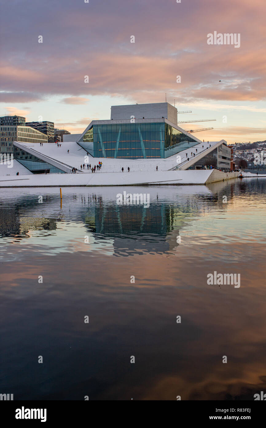 Norwegian Operaa house dal tramonto in inverno, Oslo, Norvegia Foto Stock