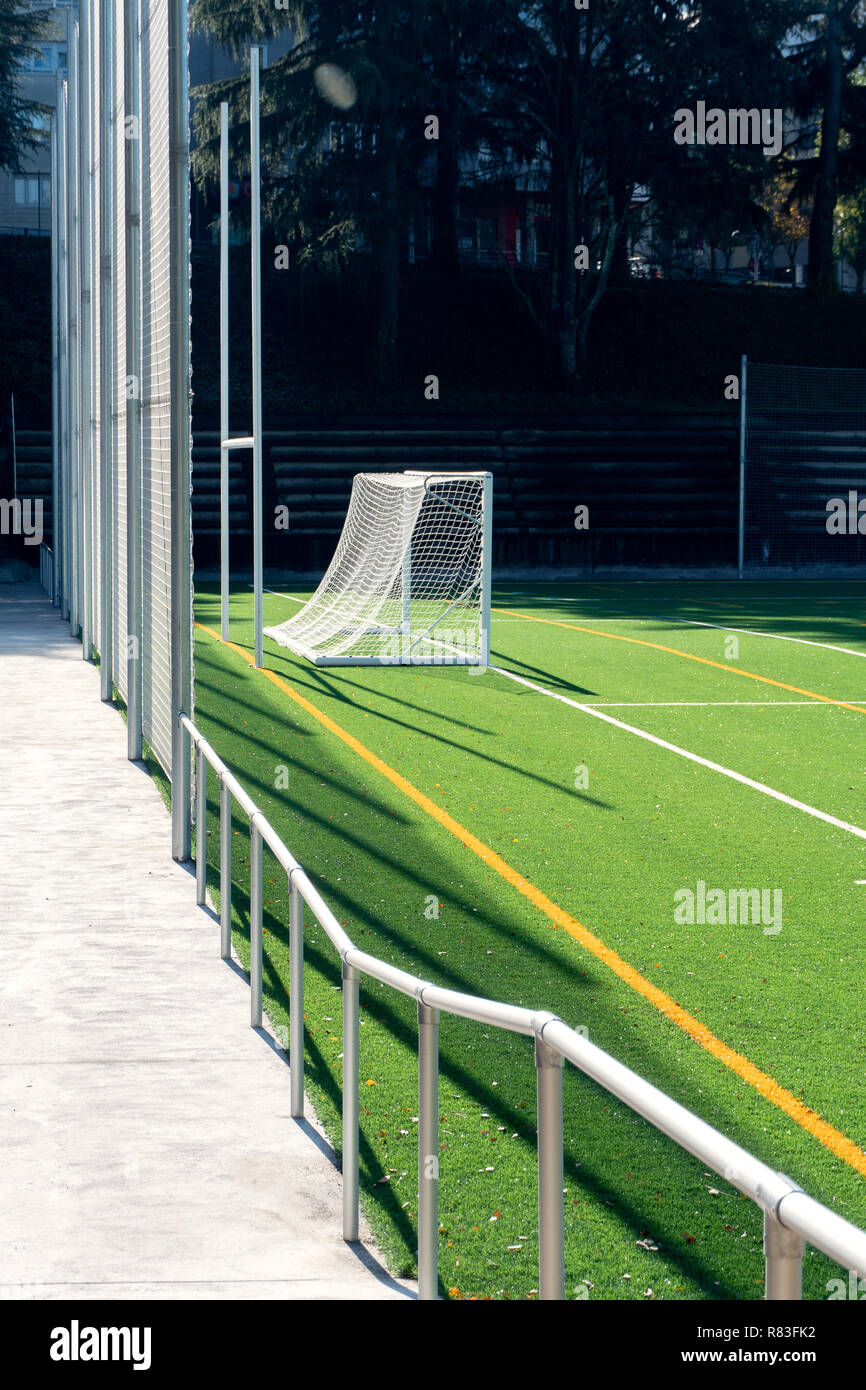 Campo di calcio e di gate con un campo in erba sintetica. Sfondo di calcio Foto Stock