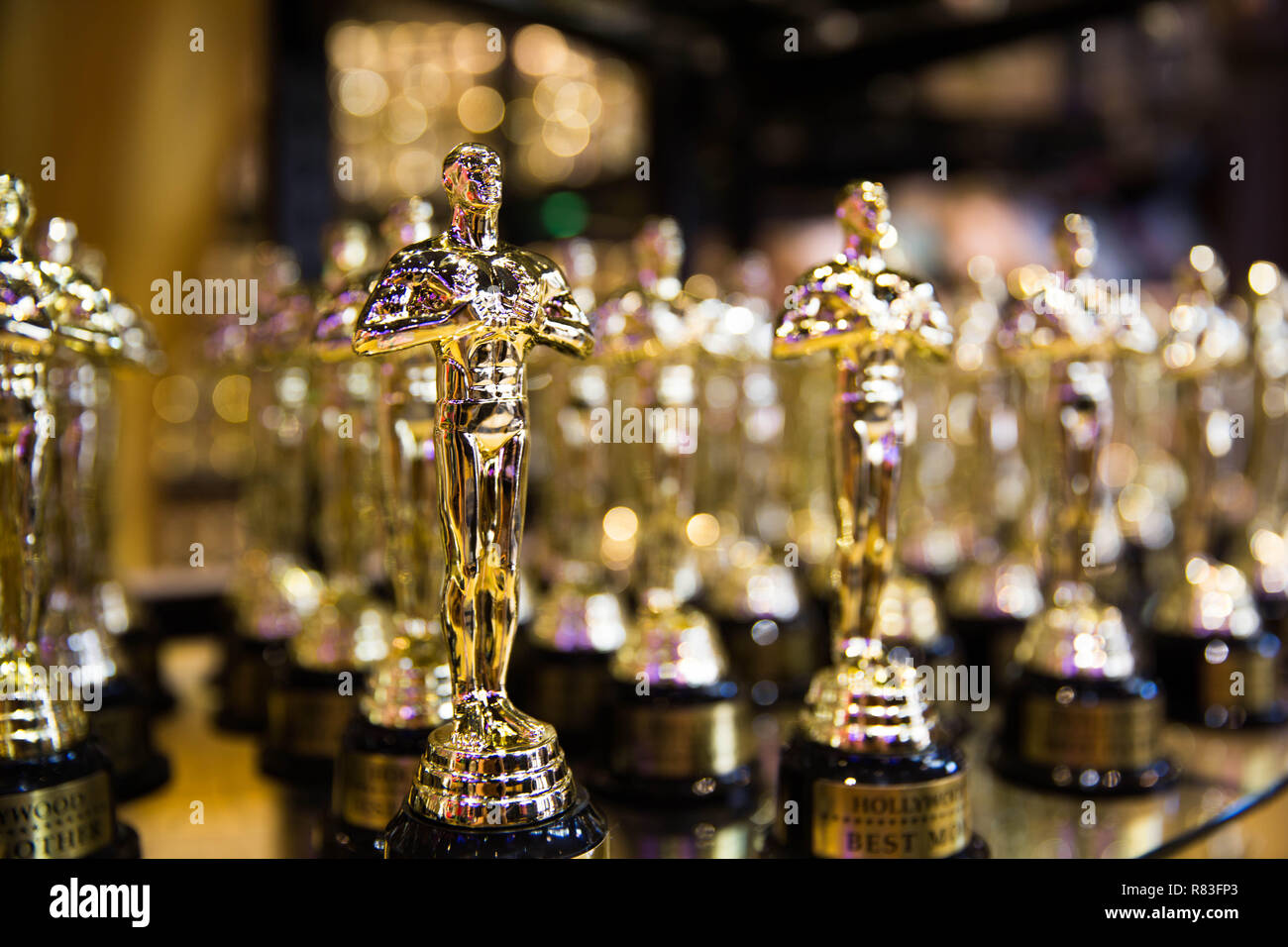 Premio Oscar. Hollywood, CA/ Stati Uniti d'America - 26 Luglio 2018: Oscar golden awards in un negozio di souvenir su Hollywood Boulevard Foto Stock