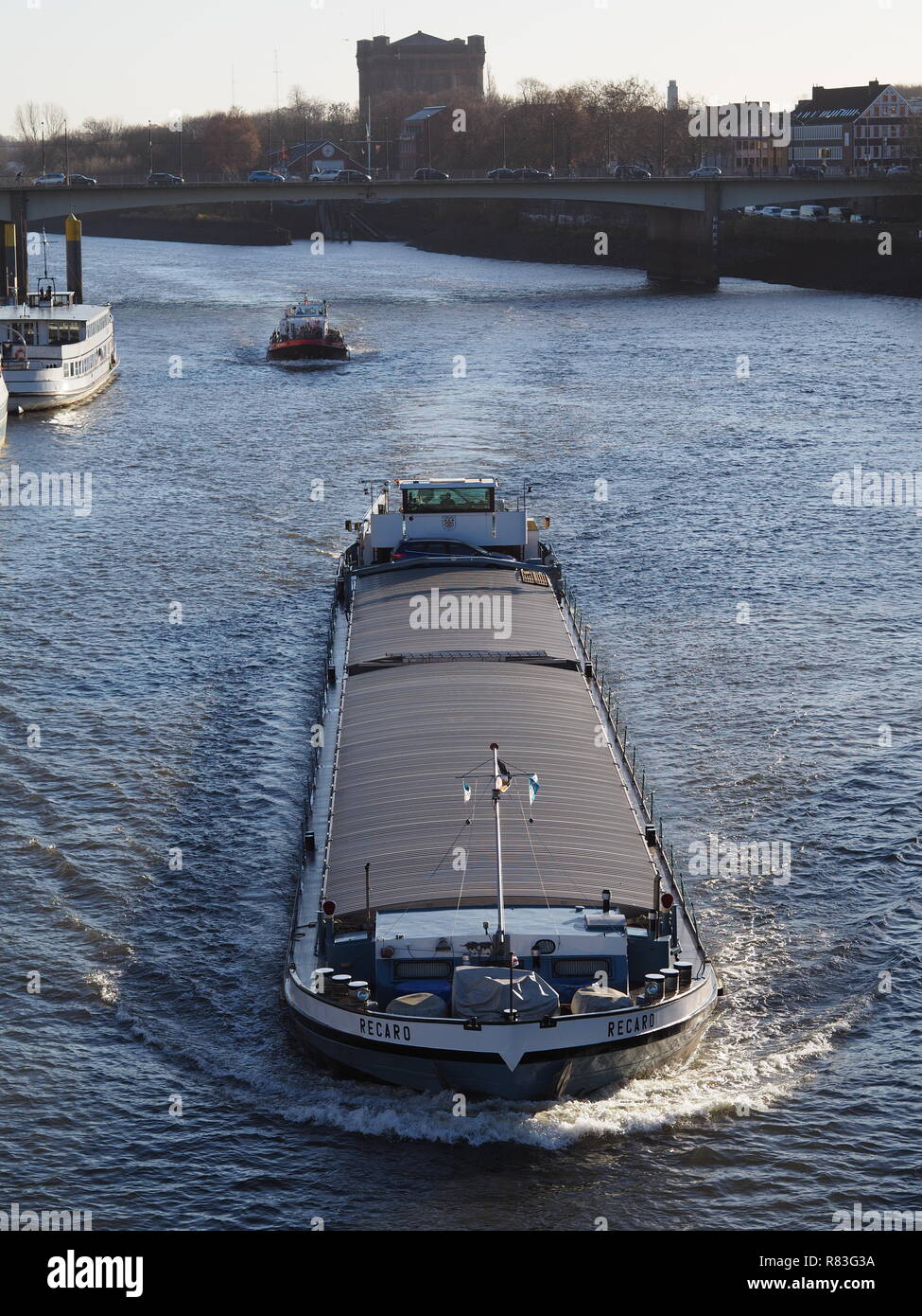 Bremen, Germania - Dicembre 11th, 2018 - Nave da carico sul fiume Foto Stock